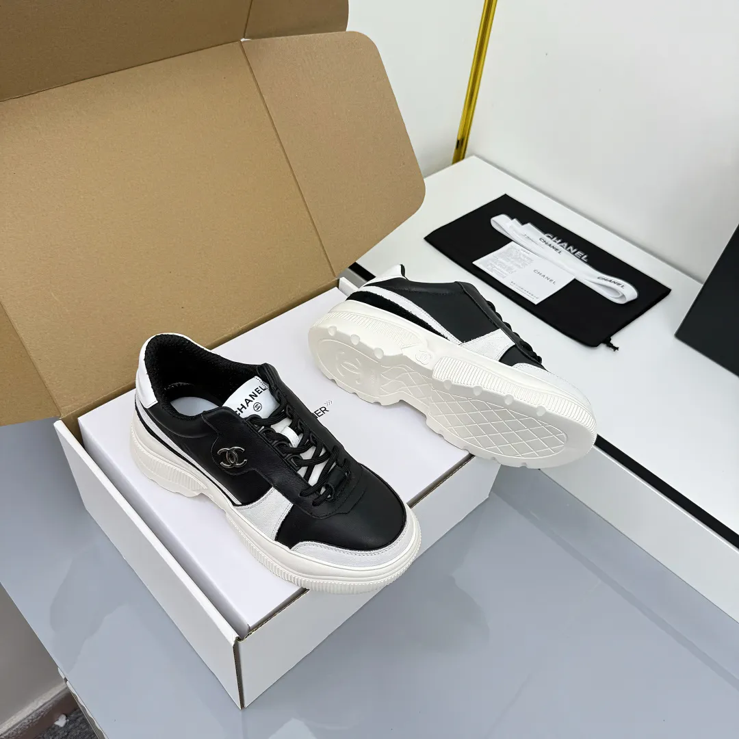 👟👟Ex-factory price 620👟👟 Chanel bread shoes ~ original calfskin panda shoes Chanel 25C latest hot style panda black and white sports shoes casual sneakers Xiaoxiang hot item classic black and white panda color coco girls must pay Fabric: original custom mixed sheepskin lining: original imported breathable mesh lining outsole: Original molded rubber + TPU combination Size: Women's 35-41